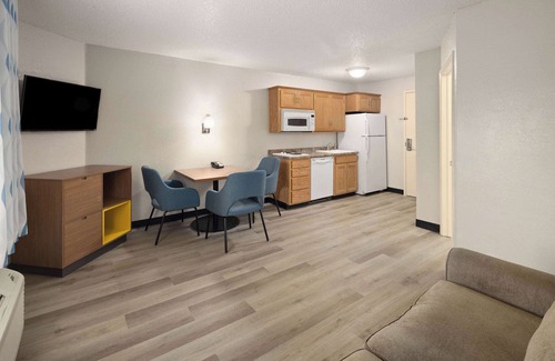 Green Bay Hotel | Days Inn & Suites by Wyndham Green Bay WI.