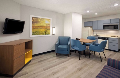 Green Bay Hotel | Days Inn & Suites by Wyndham Green Bay WI.