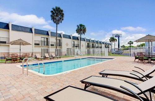 Tampa Hotel | Days Inn & Suites by Wyndham Tampa - Ybor City
