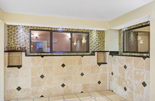 Tampa Hotel | Days Inn & Suites by Wyndham Tampa - Ybor City