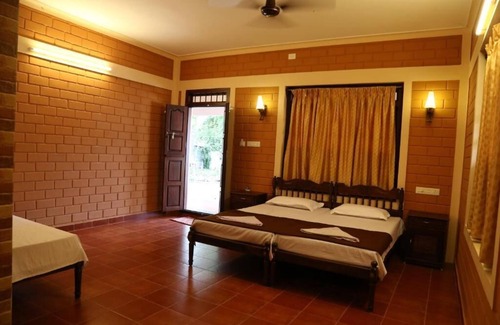 Alappuzha Cama Y Desayuno | Dazzle Dew Memories - Deluxe Family Double Room