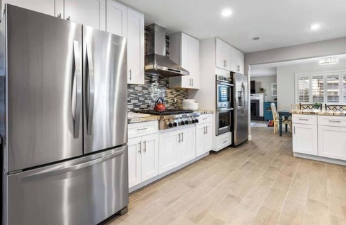 Spring Valley Casa | Dazzling 5 BR- 5 miles to LV Strip w Pool