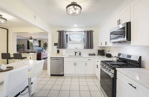 Des Plaines Casa | Dazzling Des Plaines-Single Level Home