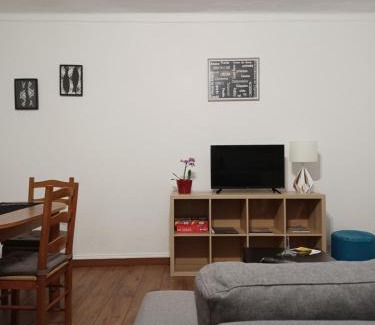 Lousa Apartamento | De Cá - suite com acesso independente e kitchenette