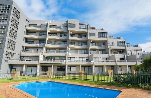 Linkside Apartamento | De Valle Gem with Pool Braai Steps to the Beach