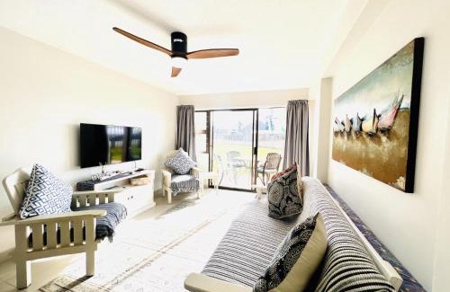Linkside Apartamento | De Valle Gem with Pool Braai Steps to the Beach