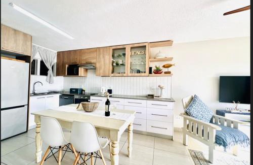 Linkside Apartamento | De Valle Gem with Pool Braai Steps to the Beach