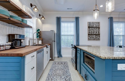 Winston - Salem Casa | Deacon Stays: Double House at Idlewilde - Walk to WFU - Sleeps 16