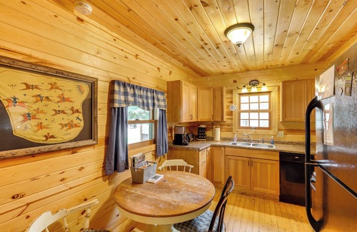 Deadwood Cabina | Deadwood 'Wolf Cabin' w/ Fire Pit & Grill