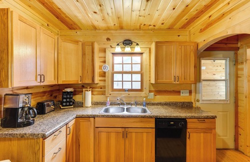 Deadwood Cabina | Deadwood 'Wolf Cabin' w/ Fire Pit & Grill