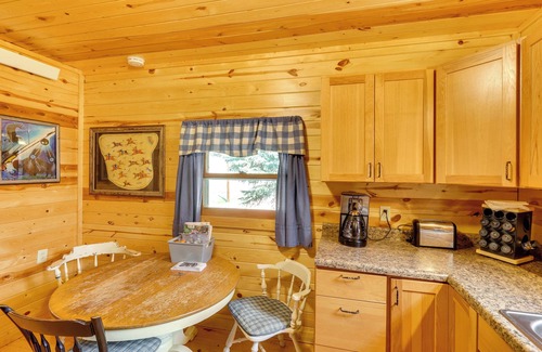 Deadwood Cabina | Deadwood 'Wolf Cabin' w/ Fire Pit & Grill