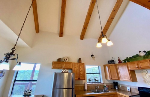 Concan Casa | Deal! 4/3 Sleeps 12, Views! Outdoor FirePlace & Fire pit ~3 Minutes 2 Frio!~