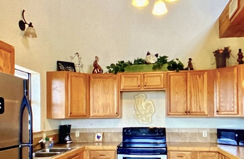 Concan Casa | Deal! 4/3 Sleeps 12, Views! Outdoor FirePlace & Fire pit ~3 Minutes 2 Frio!~