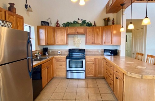 Concan Casa | Deal! 4/3 Sleeps 12, Views! Outdoor FirePlace & Fire pit ~3 Minutes 2 Frio!~