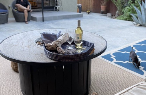 Woodland Hills Casa | DEAL Honeymoon one bedroom Luxury remodeled Victorian/ Beautiful Backyard