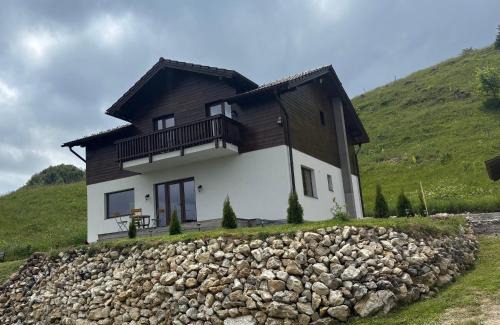Sirnea Casa | Dealul Craiului