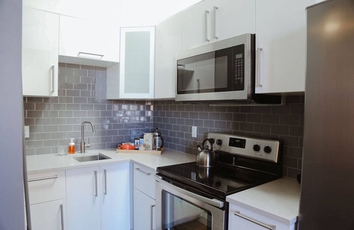 Stratford Apartamento | Debonaire Suites - 201 Arbor, City Centre, Stratford, Modern Downtown Suite