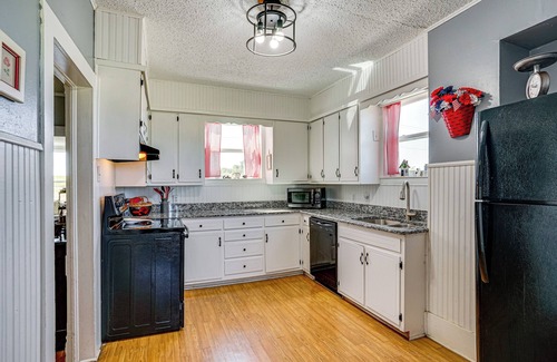 Rosston Casa | Decatur Farmhouse Getaway w/ Deck & Backyard