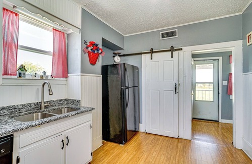 Rosston Casa | Decatur Farmhouse Getaway w/ Deck & Backyard