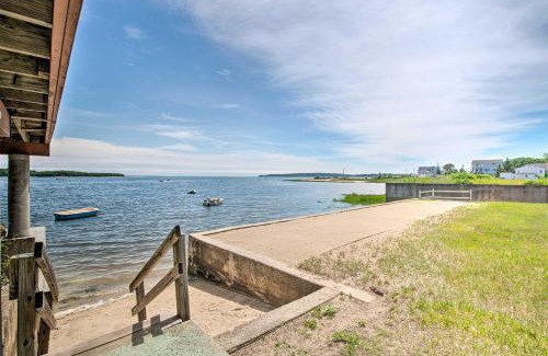 Wareham Center Casa | Deck and Beach Access Waterfront Cape Cod Cottage