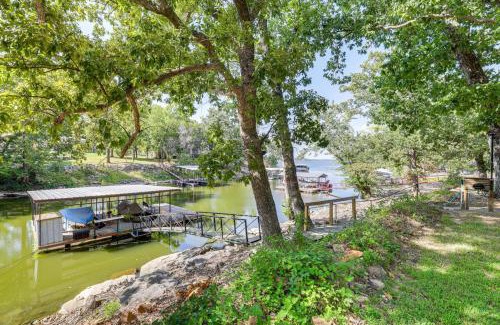 Grove Casa | Deck and Dock Access Lakefront Grove Cabin!