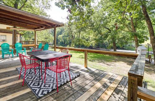 Grove Casa | Deck and Dock Access Lakefront Grove Cabin!