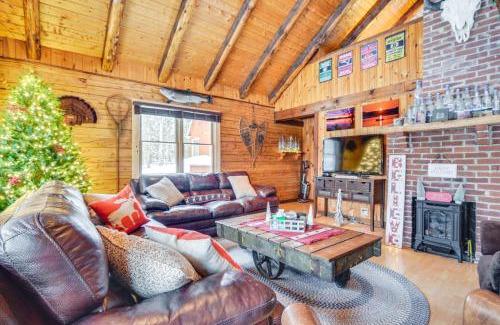 Pittsburg Casa | Deck and Fire Pit Secluded Cabin Near Lake Francis!