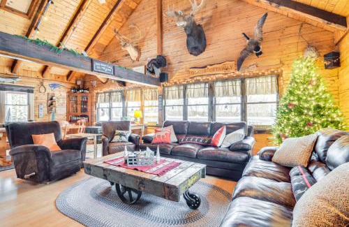 Pittsburg Casa | Deck and Fire Pit Secluded Cabin Near Lake Francis!