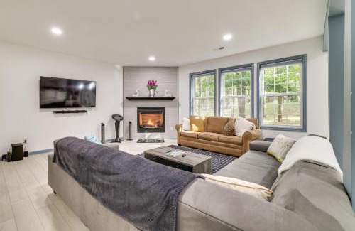 Albrightsville Casa | Deck and Fire Pits Immaculate Poconos Lodge!