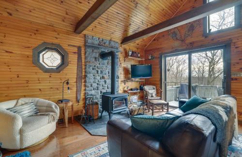 Cresco Casa | Deck and Forest Views Secluded Cresco Cabin!