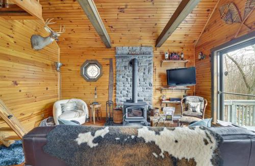 Cresco Casa | Deck and Forest Views Secluded Cresco Cabin!