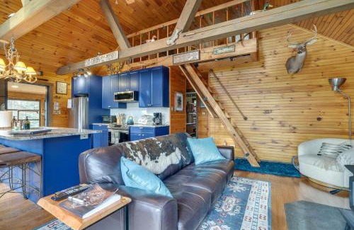 Cresco Casa | Deck and Forest Views Secluded Cresco Cabin!