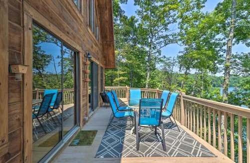 Lynn Casa | Deck and Game Room Lakefront Landrum Cabin!