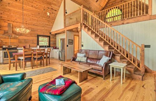 Lynn Casa | Deck and Game Room Lakefront Landrum Cabin!
