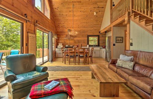 Lynn Casa | Deck and Game Room Lakefront Landrum Cabin!