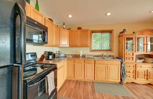New Concord Casa | Deck and Water View Cozy Kentucky Lake Getaway
