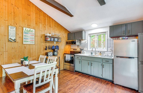Pocono Lake Cabaña | Deck & Fire Pit: Pet-Friendly Pocono Lake Abode!