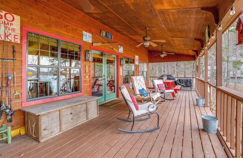 Higden Cabina | Deck & Fire Pit: Waterfront Cabin in Greers Ferry!