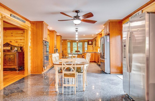 Belmont Casa | Casa Belmont con piscina - ¡5 minutos a Winnipesaukee!