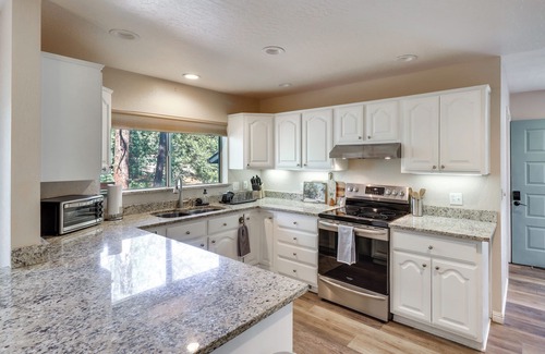 Pinetop-Lakeside Cabaña | Deck + Game Room: Lakeside 'blue Jay Chalet' Cabin