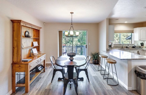 Pinetop-Lakeside Cabaña | Deck + Game Room: Lakeside 'blue Jay Chalet' Cabin
