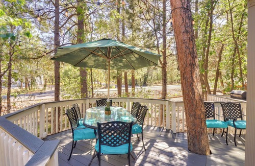 Pinetop-Lakeside Cabaña | Deck + Game Room: Lakeside 'blue Jay Chalet' Cabin