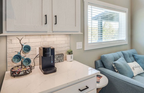 Cookeville Cabina | Deck, Grill & Fishing Pond: Modern Cookeville Gem