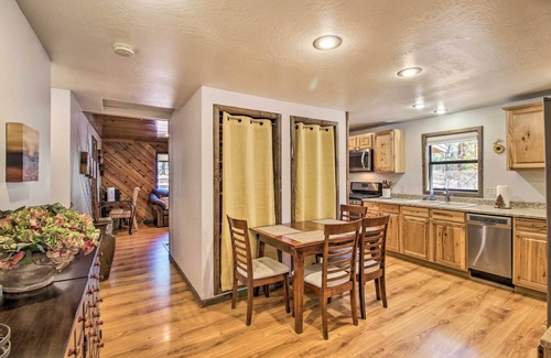 Pinetop-Lakeside Cabaña | Deck & Grill: Pet-friendly Lakeside Cabin