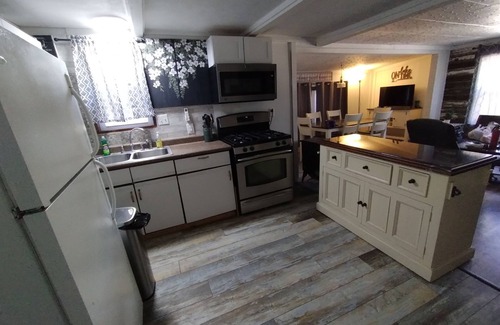 Camdenton Casa | DECK, Bridal CAVE, Lake ACCESS,Ozark Amphitheater, HAHA Tonka Castle Ruins, WiFi