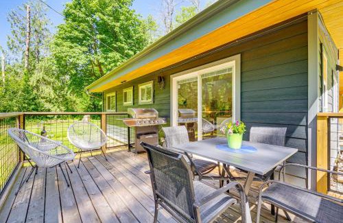Gold Bar Casa | Deck, Hot Tub and Views Sleek Getaway in Index!