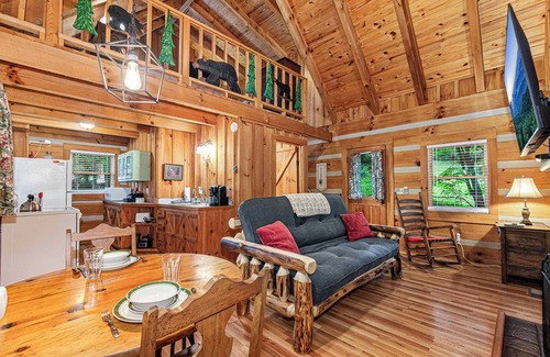 Townsend Cabina | Deck, Jetted Tub, Wi-fi, Near National Park