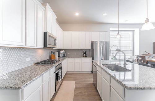 Conroe Casa | Deck, Private Gym & Comm Pools near Woodlands Mall