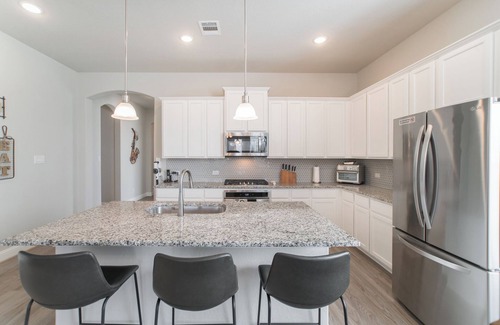 Conroe Casa | Deck, Private Gym & Comm Pools near Woodlands Mall