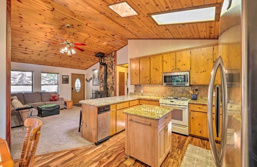Twain Harte Cabina | Deck w/ Forest Views: Quiet Twain Harte Cabin!